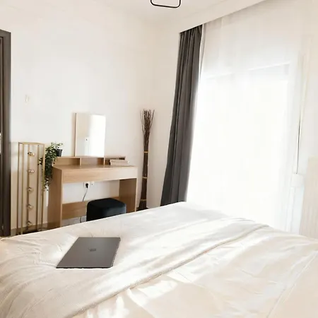 Elegant Spacious With Private Balcony شقة *