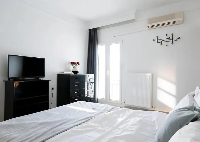 Elegant Spacious With Private Balcony